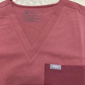 Size M Figs scrub top mauve